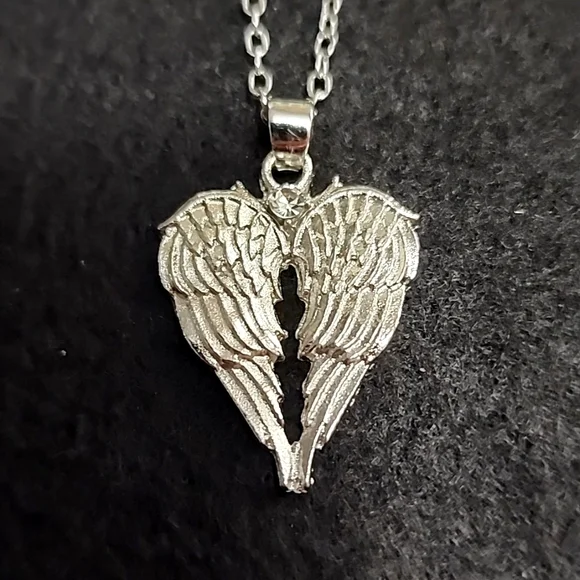 Angel wing necklace - Picture 1 of 5